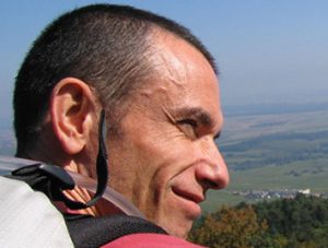 Henri-Pierre Michaud a fait de l'Outdoor Business Coaching son nouveau métier. Il accompagne des dirigeants et des équipes en marchant à pied dans un environnement naturel. Il est pionnier de l’Outdoor Business Coaching.